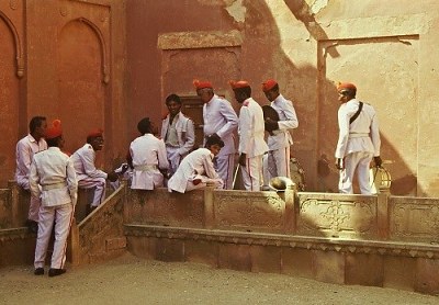 Let the music play, but first let's have a break: music corps in the fort, Jodhpur. Photo: L. Bobke